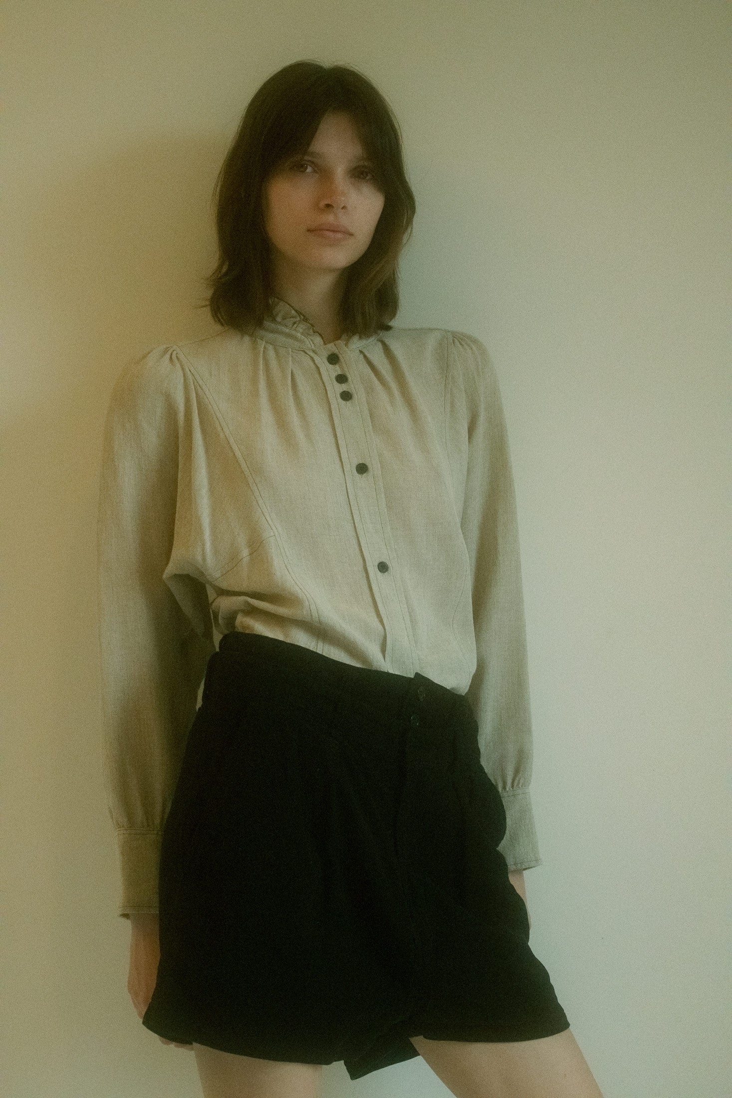 With a delicate ruffle detail at the collar, this top brings a hint of romanticism to a sharp, fitted shirting style.