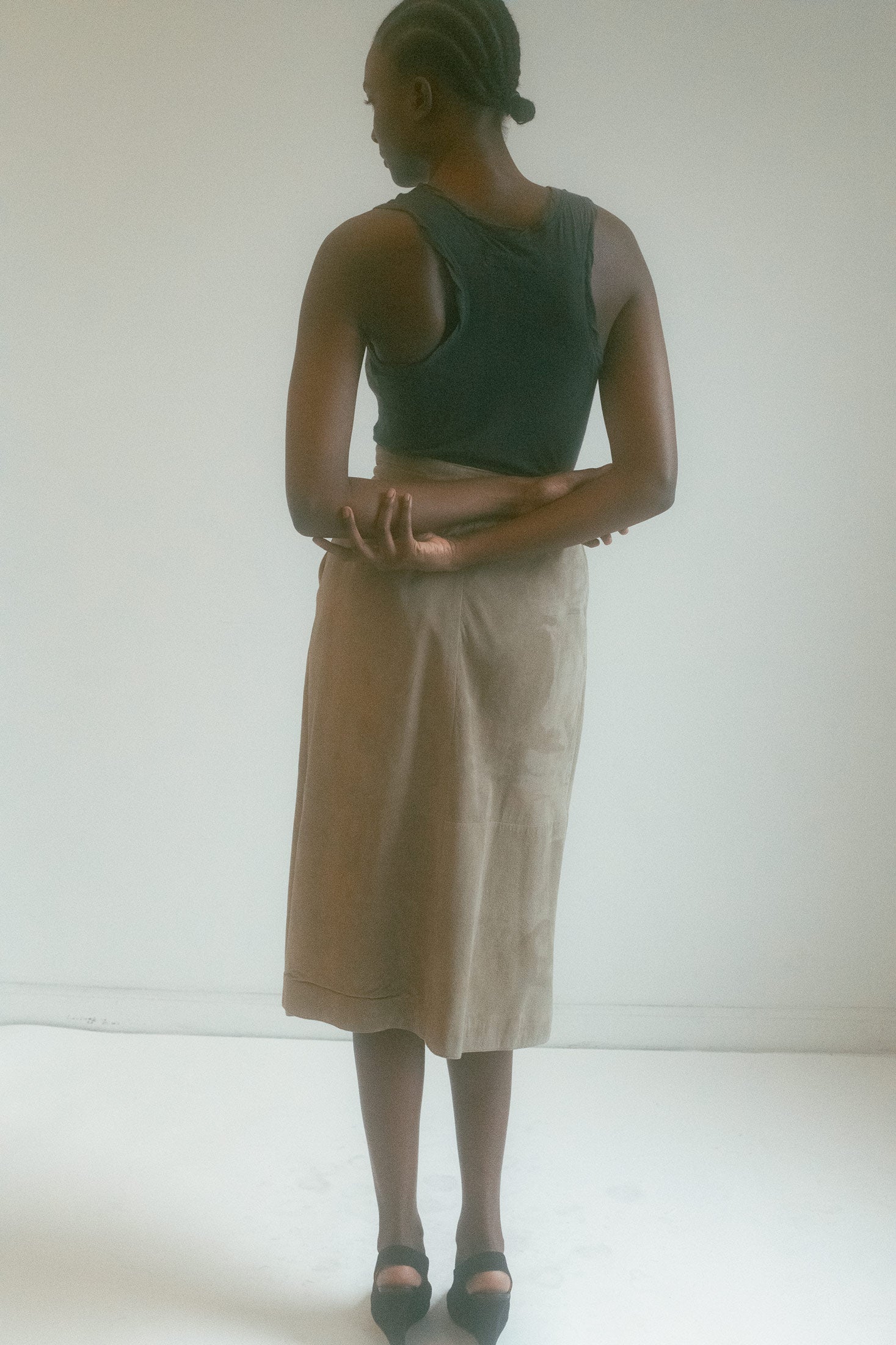 It’s not just a skirt. It’s a statement, a relic of an era that knows how to speak without shouting, how to exist without demanding.