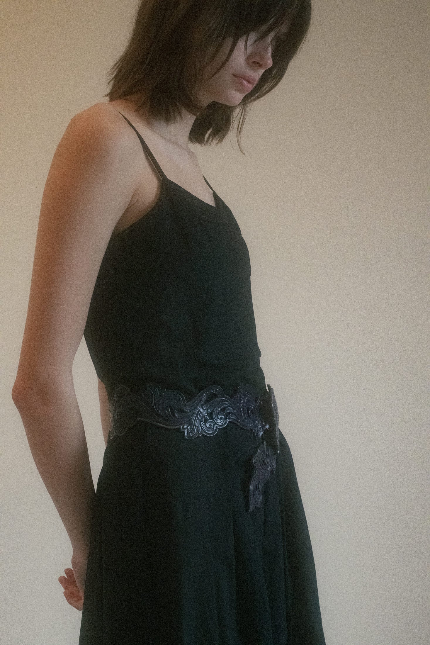A sweetheart neckline teases restraint while thin straps trace the shoulder with a dancer’s delicacy.