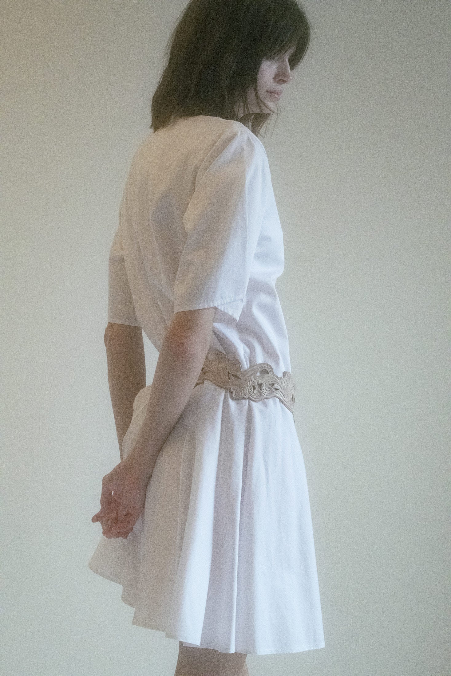 Crafted from crisp shirting fabric, this dress combines classic structure with a relaxed drop-waist silhouette, effortlessly blending chic and sensuality.