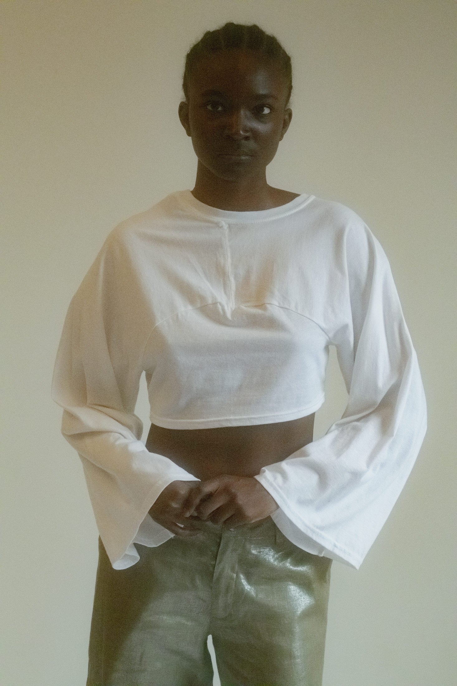 Featuring long sleeves and asymmetrical seaming details, this crop top brings fresh energy to a timeless staple.