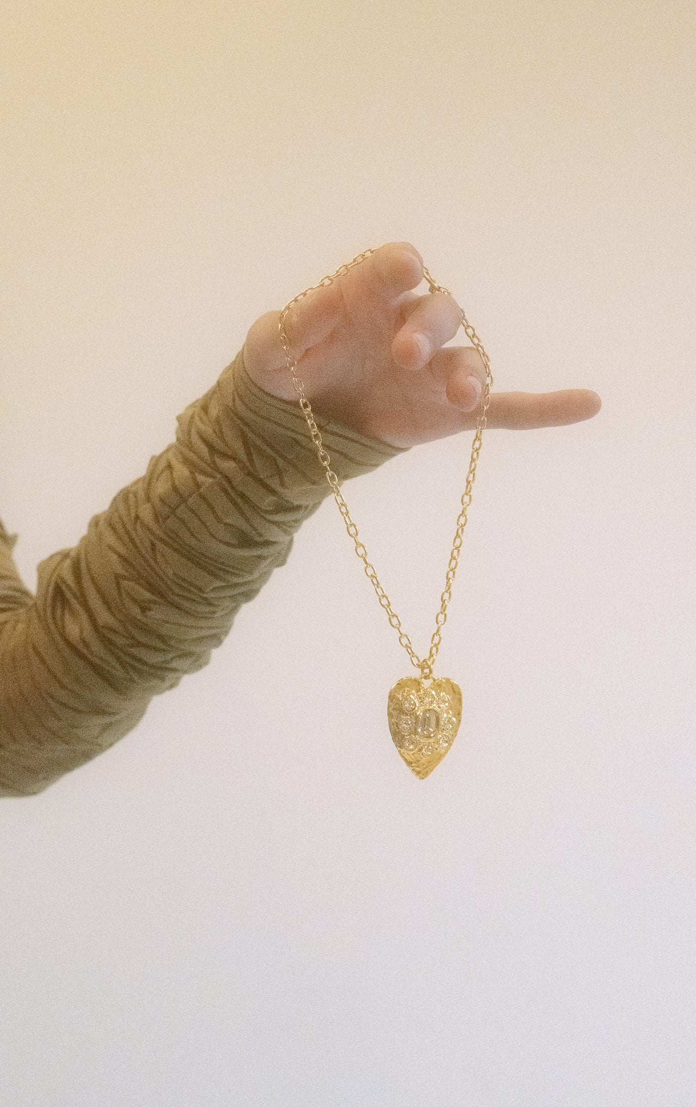 Crafted from 18k gold-plated brass, the cable chain wraps gracefully around the neck, fastening with a sleek flip-clasp.