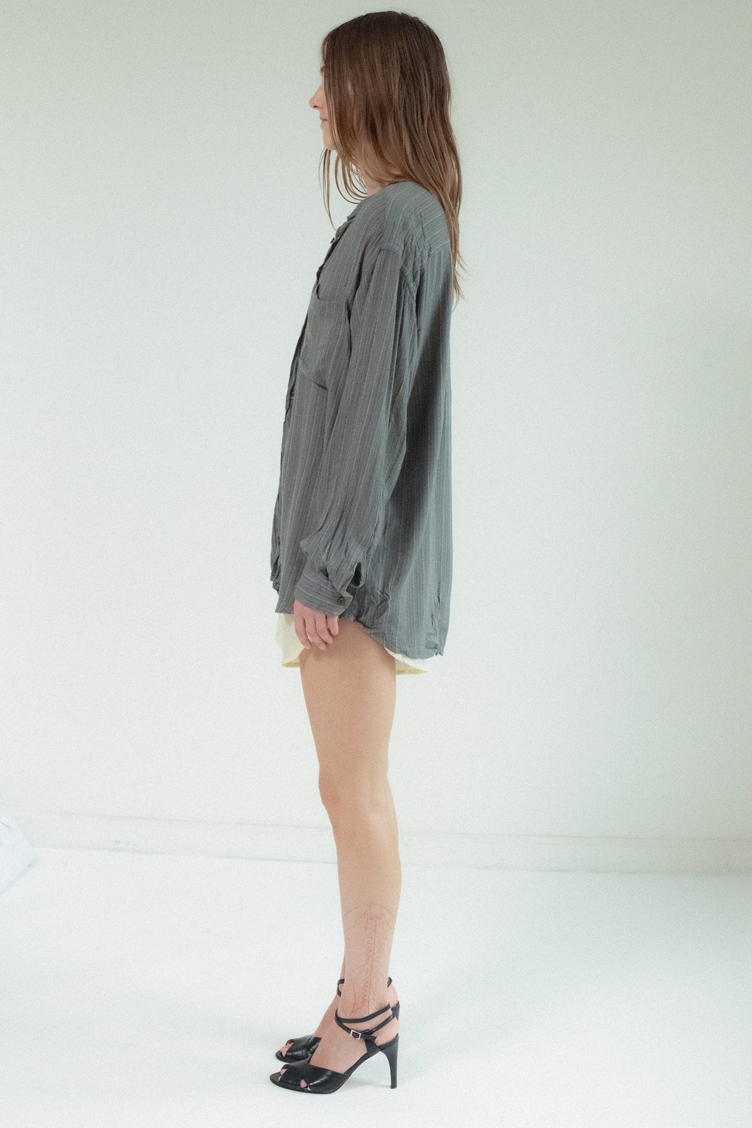 A patch pocket adds just the right touch of utility, balanced by pleating at the back yoke—an unexpected detail that creates soft volume and a dynamic silhouette.