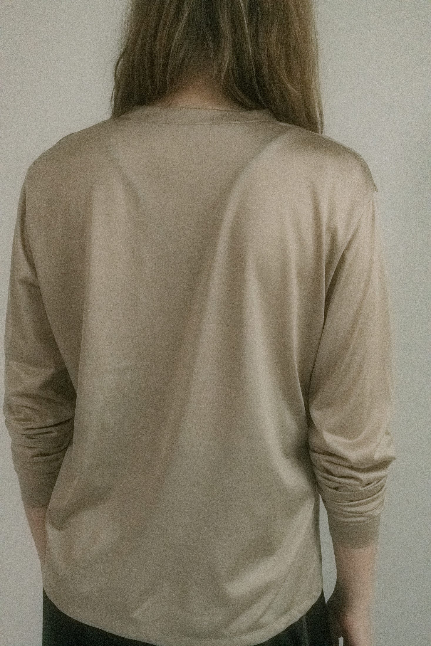 It’s a quiet pulse beneath a clean silhouette, the kind of piece that knows what it’s doing even when you don’t.