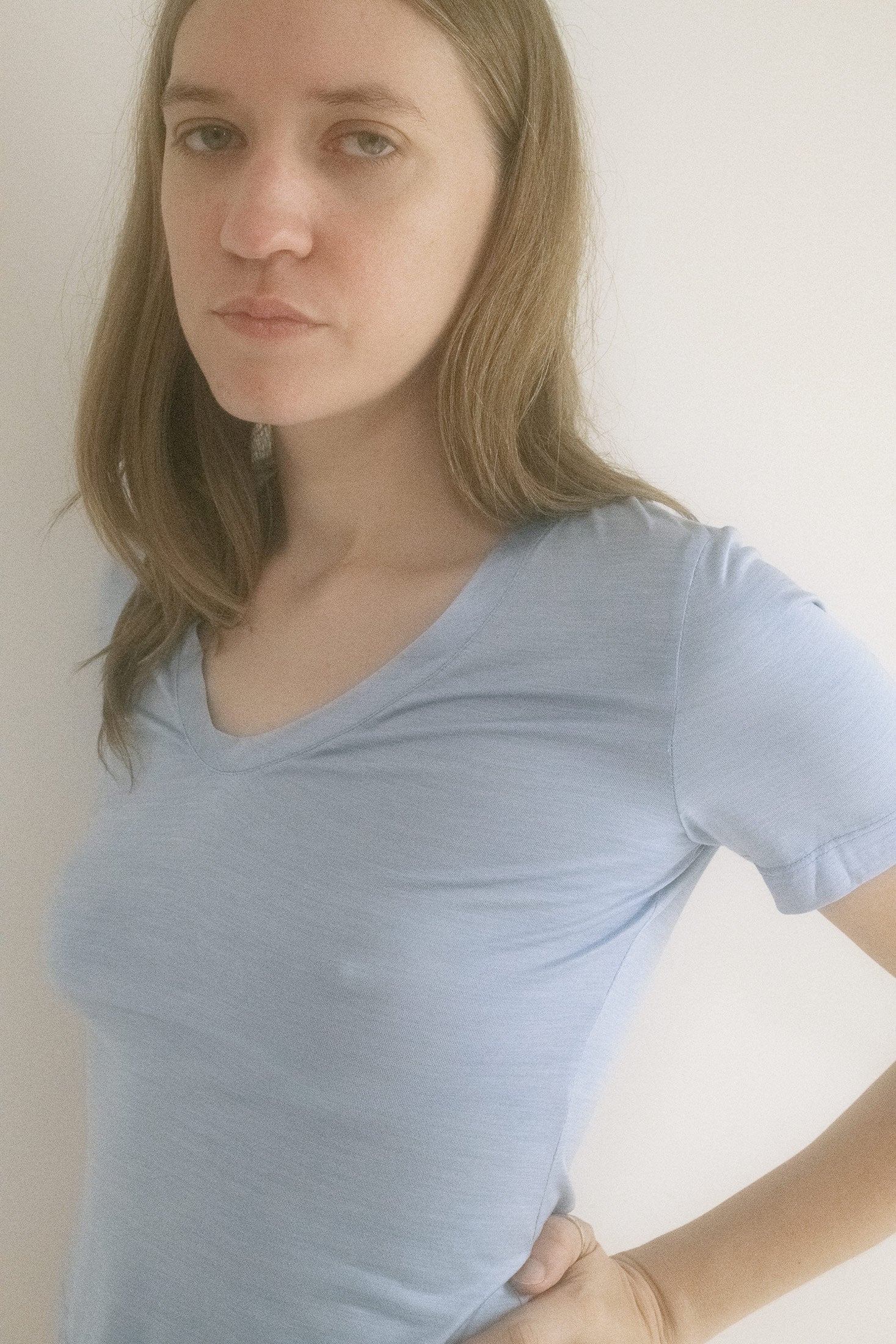 V NECK TEE