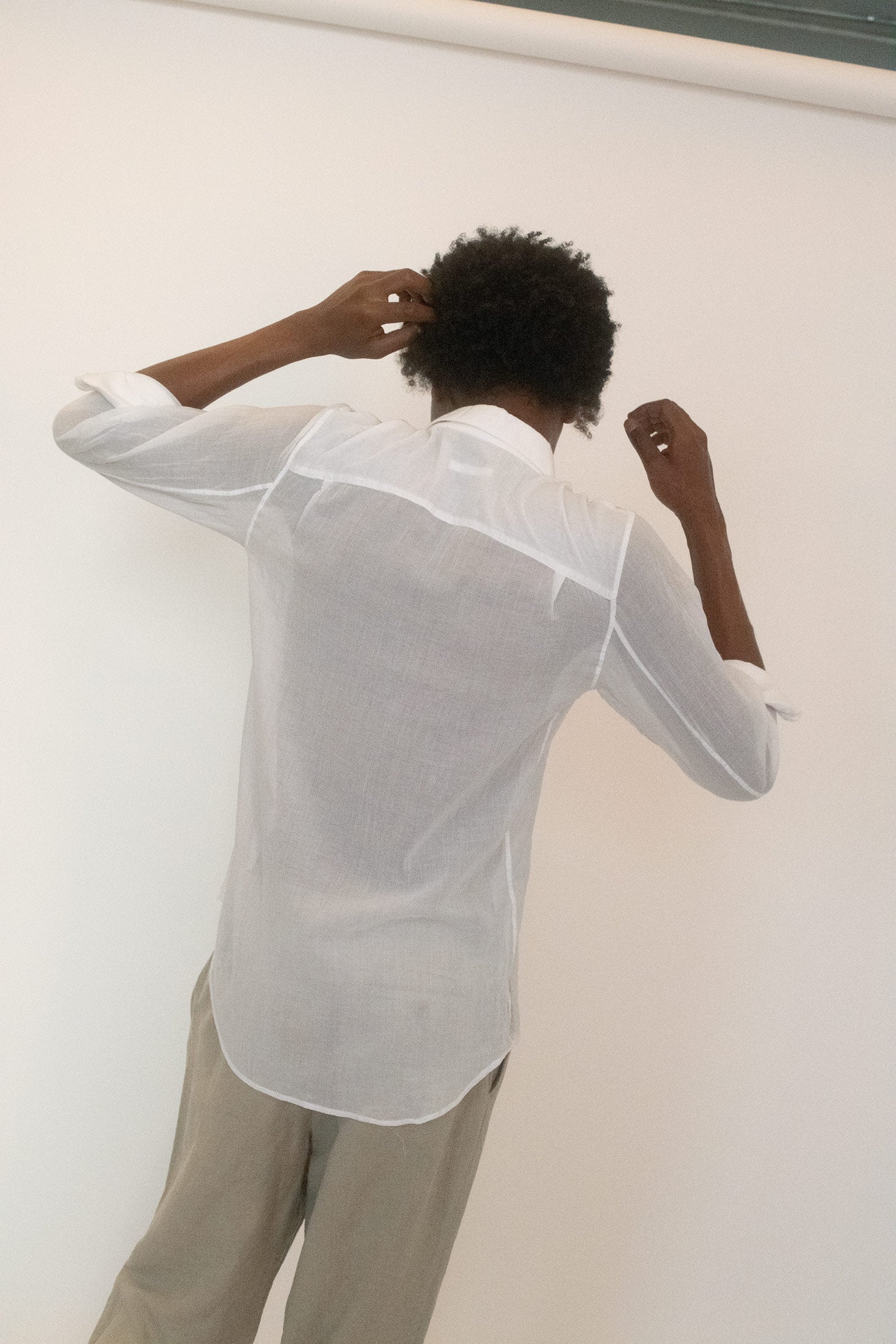 Tonal buttons keep the profile clean, while the classic collar grounds it in tradition.