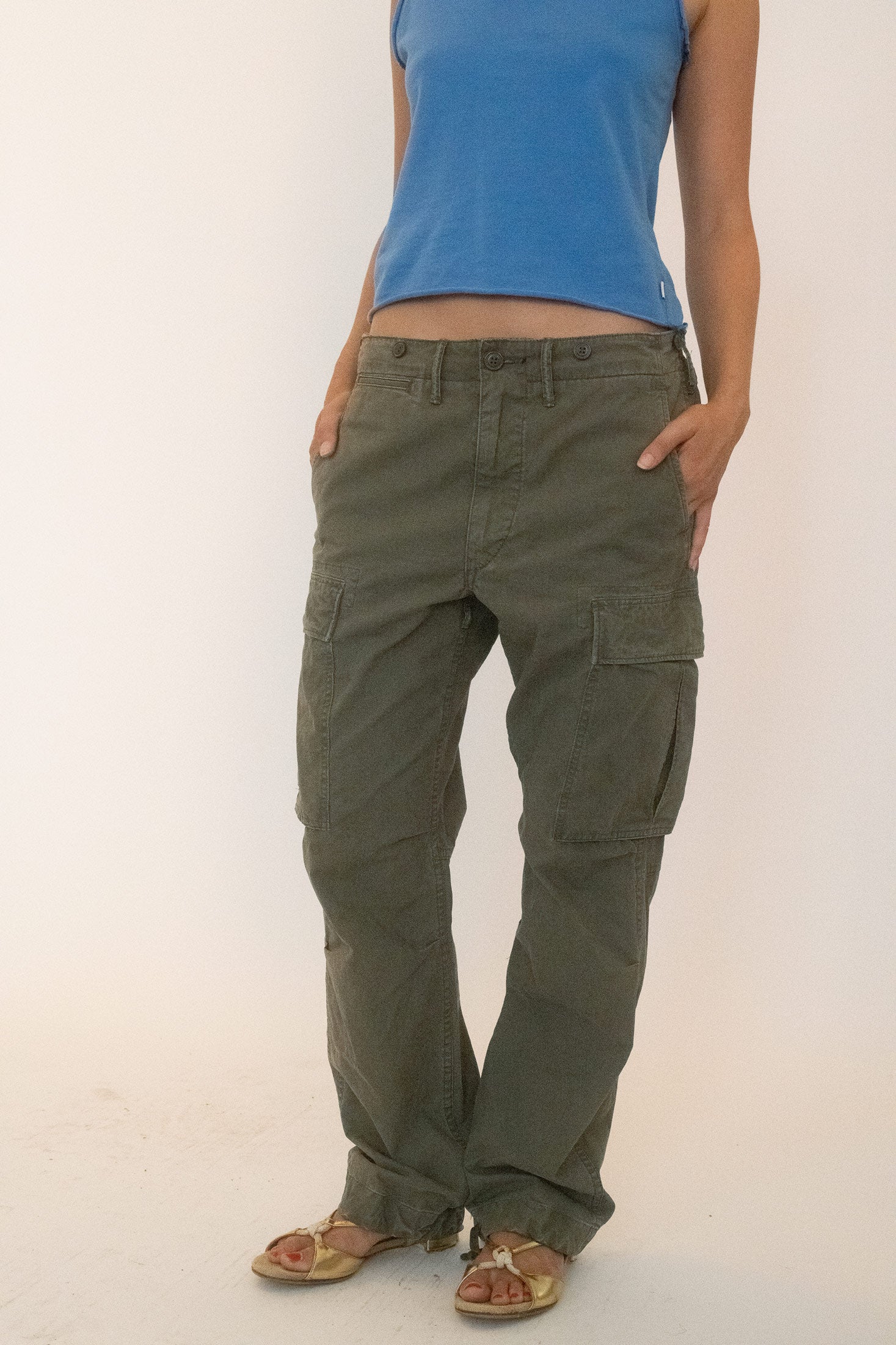 A unisex style with the right balance of discipline and ease, made to be worn loose or close, depending on the scene.