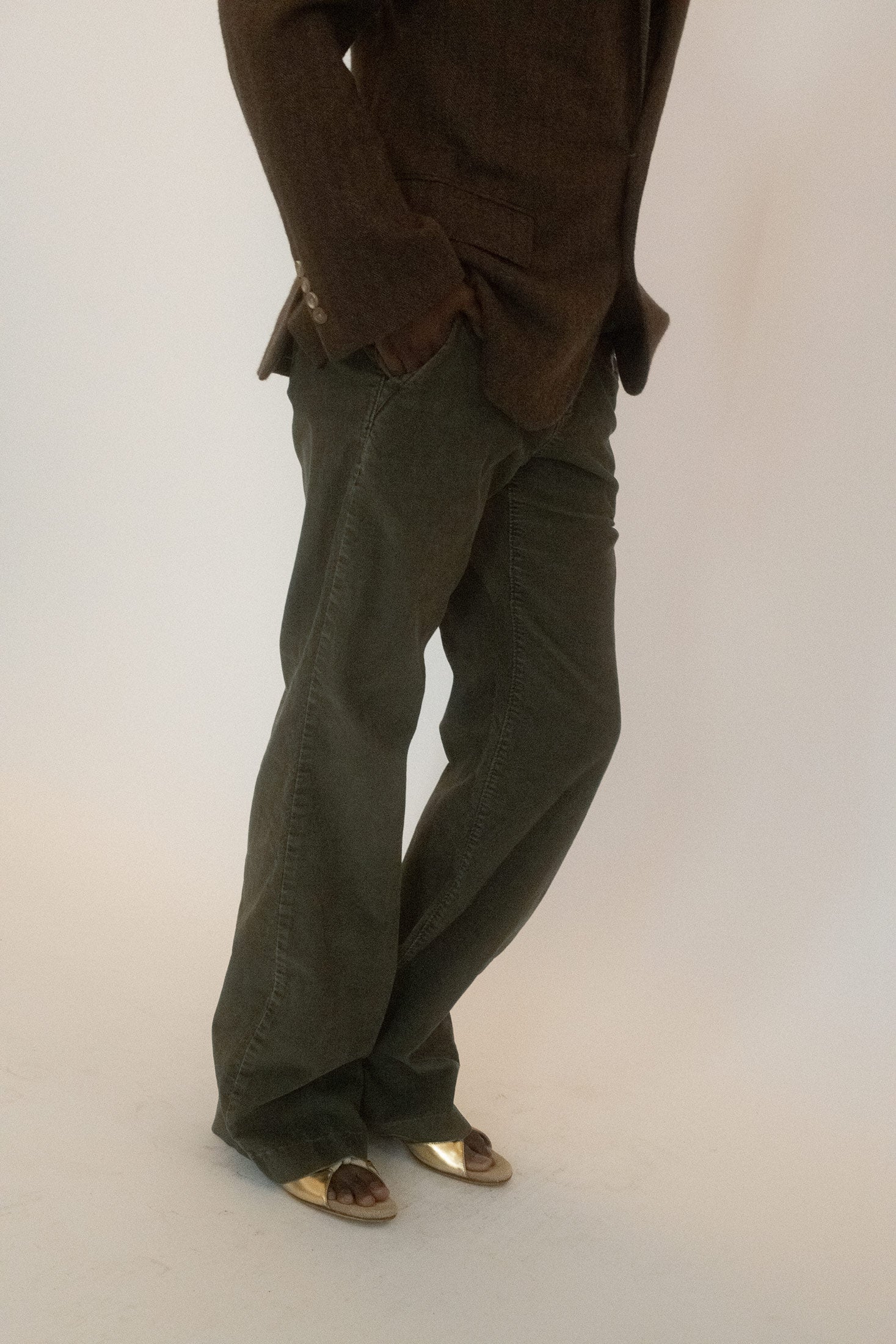 Low at the waist, they fasten with a single button and zip fly, keeping things sharp while slipping easily into a subtle flare that lengthens the line of the leg.