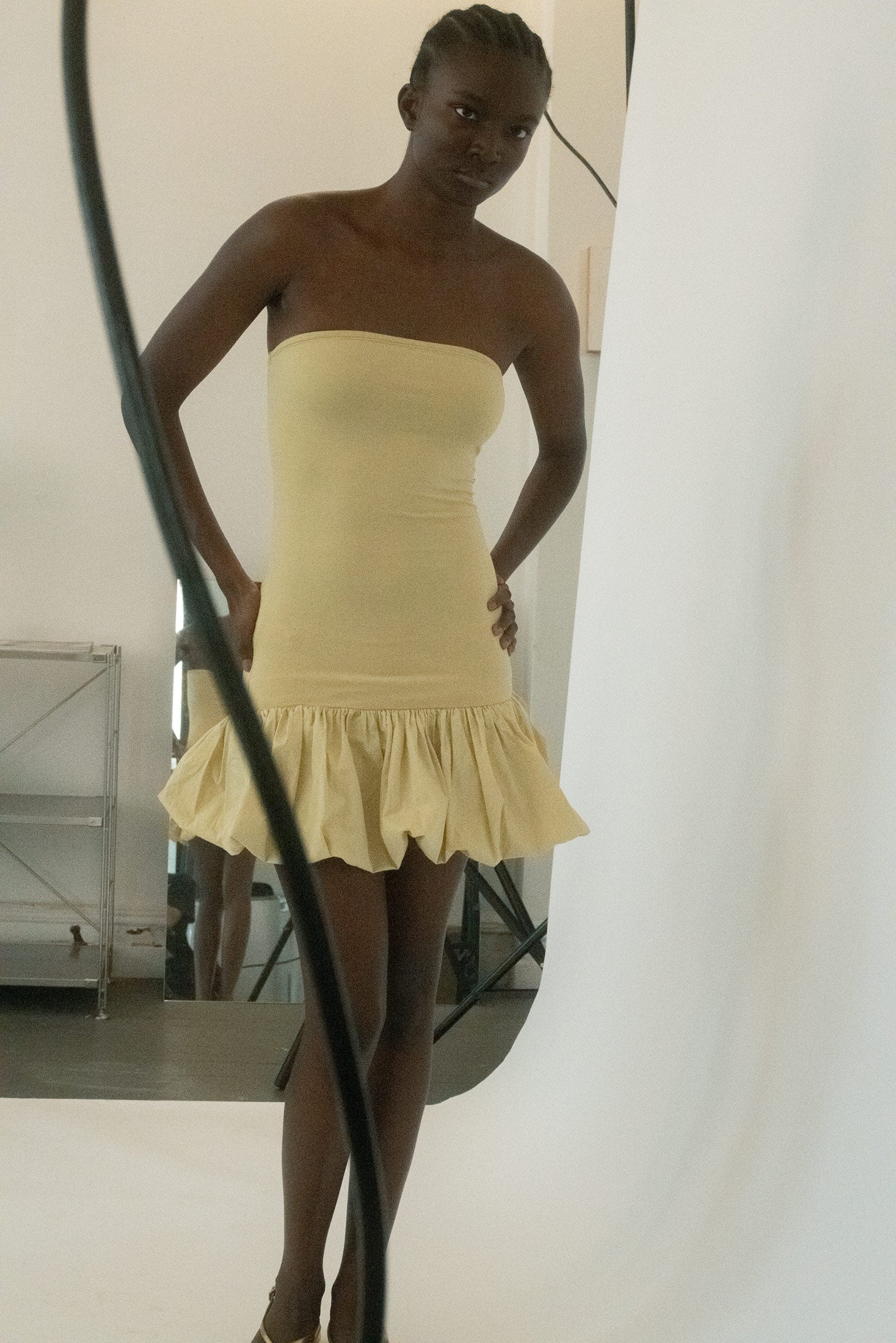 Cut short in a muted banana hue, it carries an offbeat brightness.