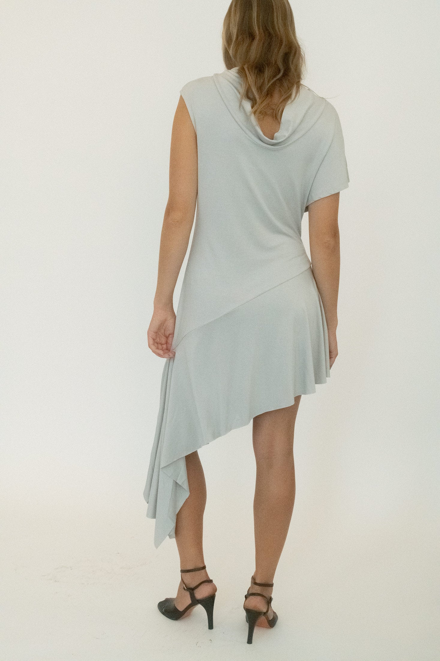 Crafted from a supple blend of 90% modal and 10% spandex, it clings, stretches, and shifts with ease.