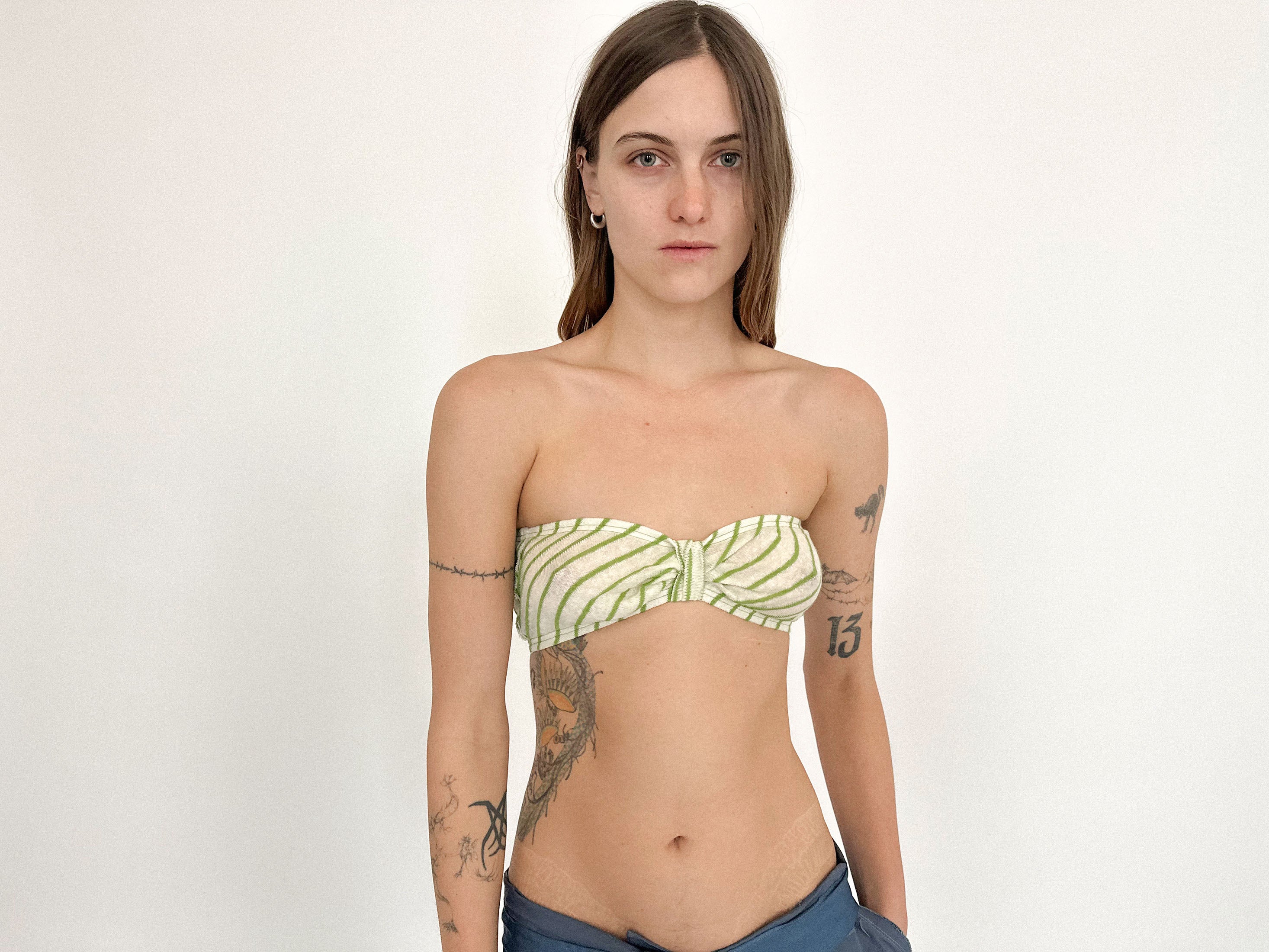 Strapless and cinched at the center, it plays with balance.
