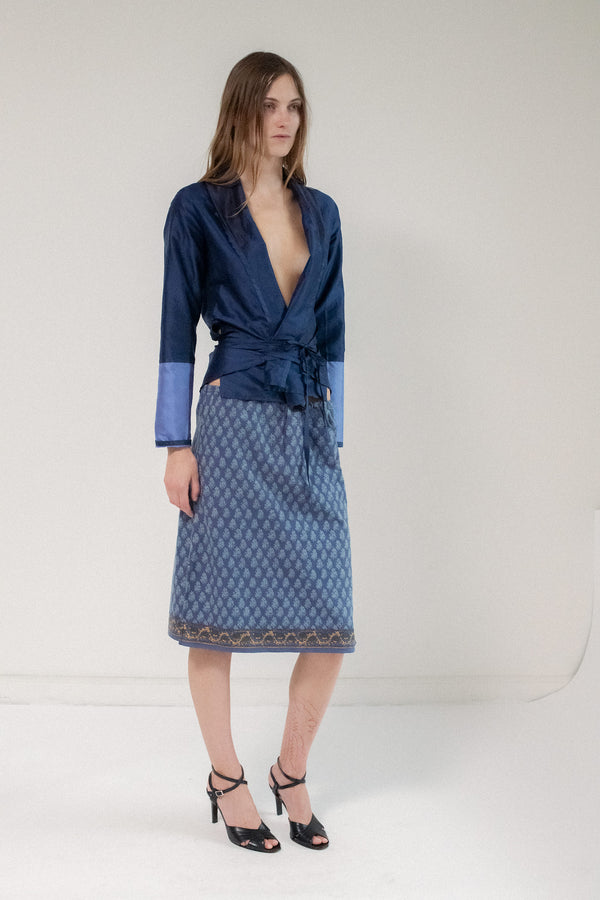 Discover effortless chic with the Abercrombie + Fitch Drawstring Skirt, a stunning piece that blends timeless style with a touch of mysterious allure.