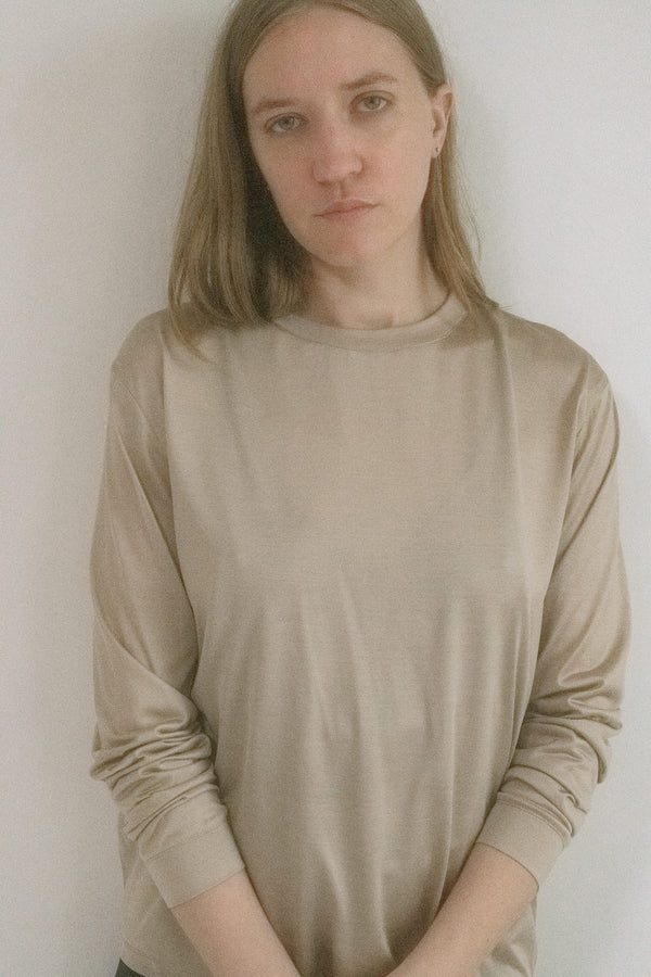 From Judy Turner’s New York atelier comes a one-of-a-kind sample that catches the light and doesn’t let go. 
