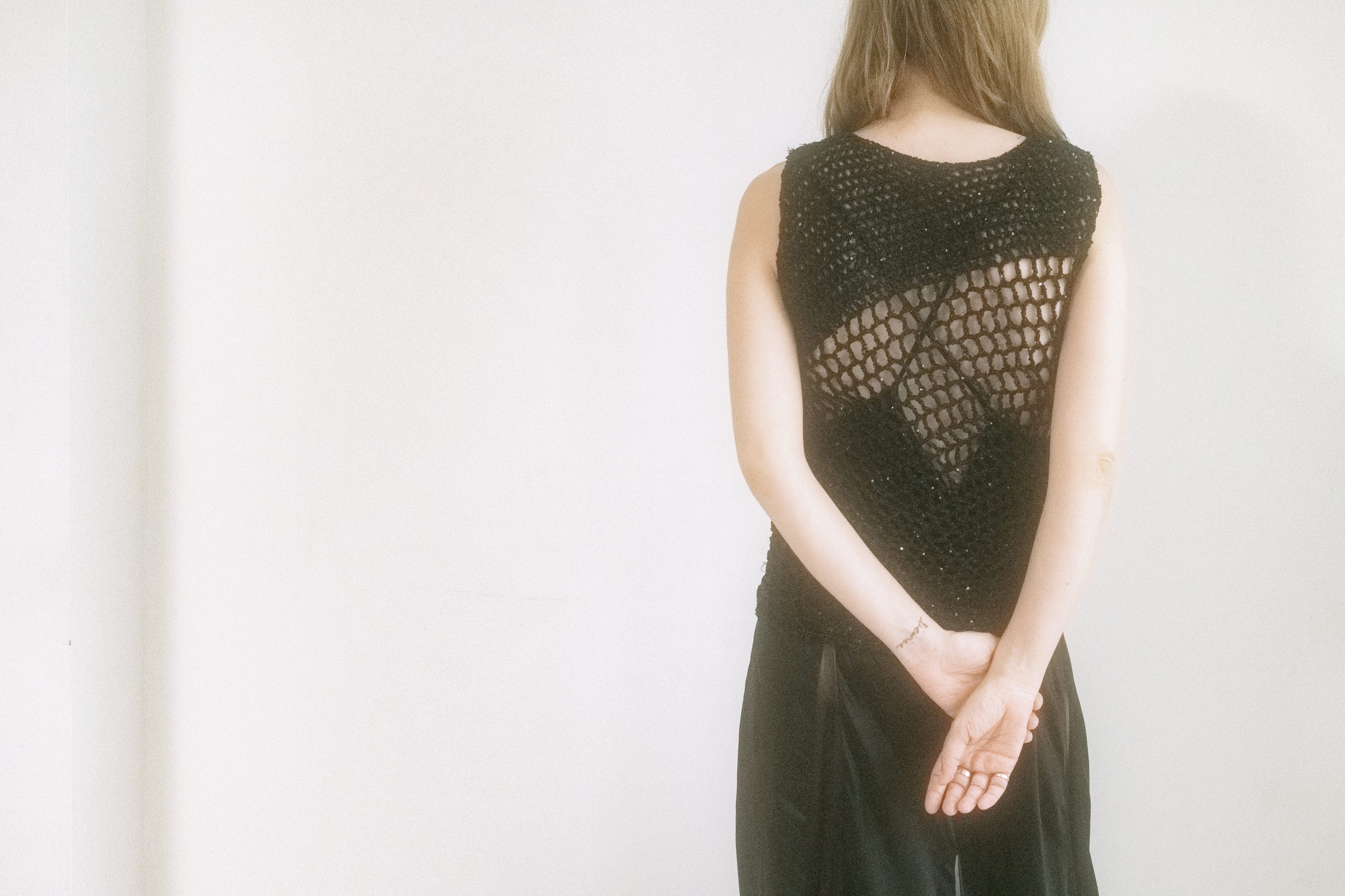 The intricate web-like weave hints at both armor and exposure, ready to ensnare or escape at will.