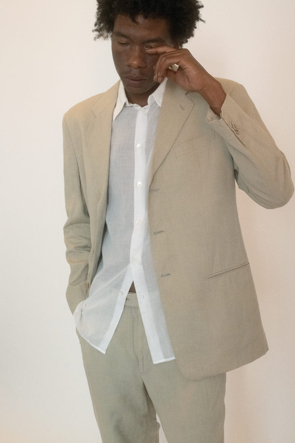 A single-breasted blazer from Giorgio Armani, drawn in a lightweight fabric that keeps its composure while allowing air to move.
