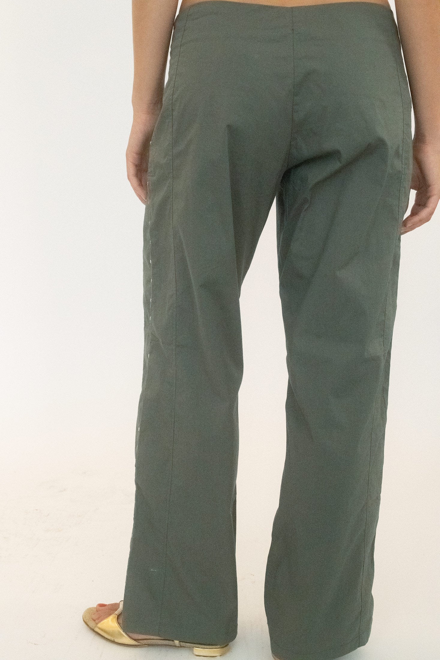 Crafted from a supple blend of 95% cotton and 5% spandex in a cool slate grey, the fabric moves with you, holding form while yielding just enough. 