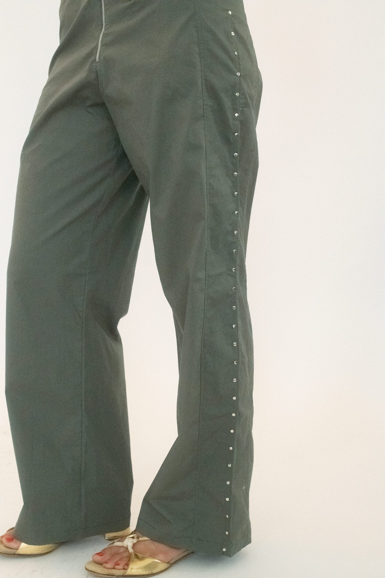Mid-rise with a relaxed fit, these pants carry ease in shape but sharpness in finish. 