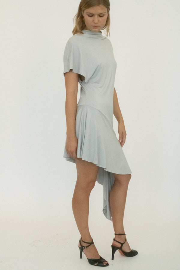 From Belle the Label, a dress that knows how to draw out suspense. 