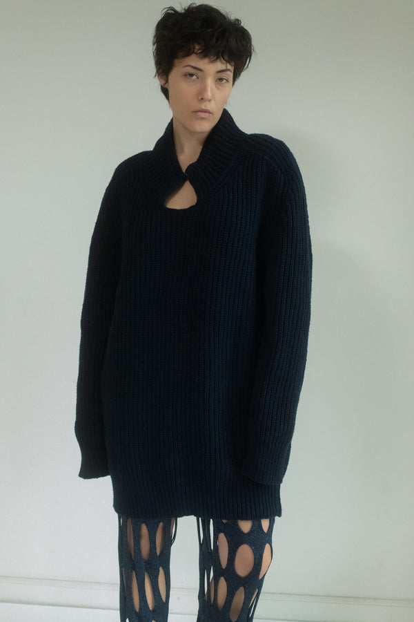 In the heart of the city, where style meets substance and every moment feels cinematic, the Judy Turner chunky sweater in navy is a piece that stands out without ever raising its voice.