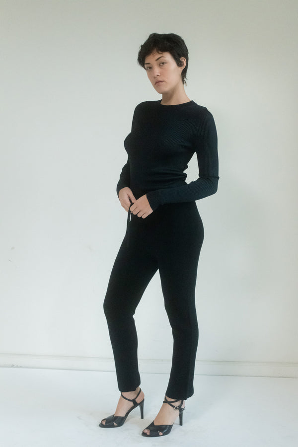 Made in Judy Turner’s signature color Nero, this pant wraps you in a shade darker than the night itself. Nero isn’t just black. It’s a color that holds stories in the shadows, waiting for the right person to uncover them. 
